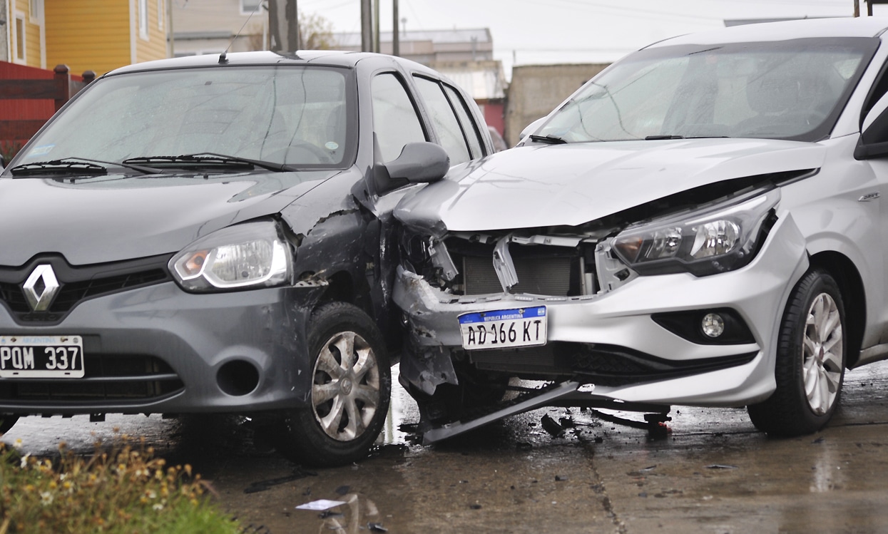 Conductora de un vehículo resultó herida tras protagonizar un choque