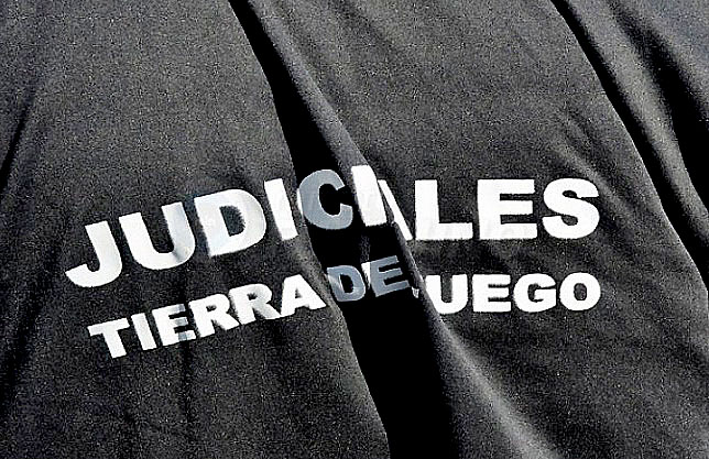 Retención de tareas de empleados judiciales por reclamo de un aumento