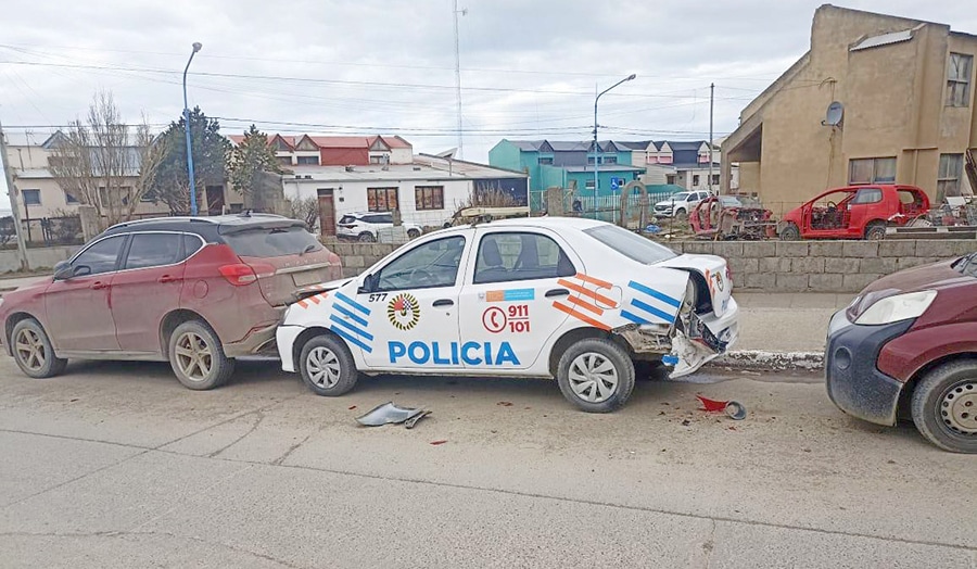 Utilitario Choc A Dos Autos Estacionados Diario El Sure O