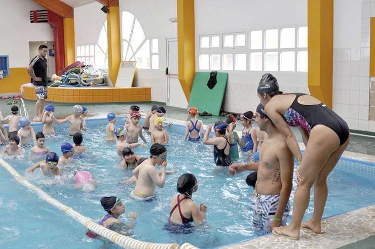 Una buena concurrencia de menores para participar en la pileta.