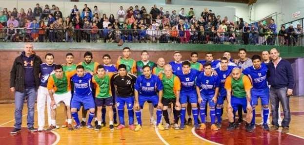 Las dos selecciones que se armaron para este partido solidario.