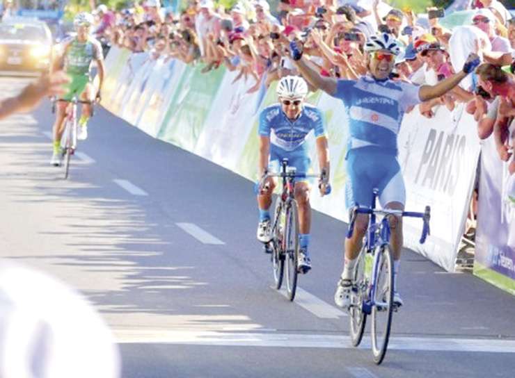 ALBICELESTES. Tivani supera a Díaz (Foto: ciclismoxxi).