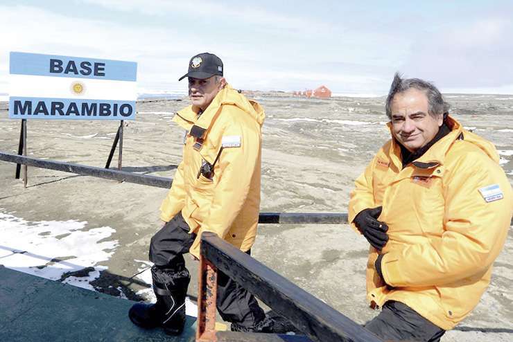 El domingo, el ministro de Defensa visitó las bases argentinas en el sector antártico.