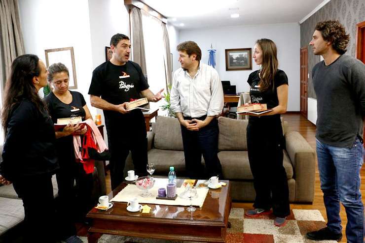 VISITANTES. Enrique Hidalgo y Elizabeth Paisieva, junto a Gustavo Melella y Diego Lasalle.