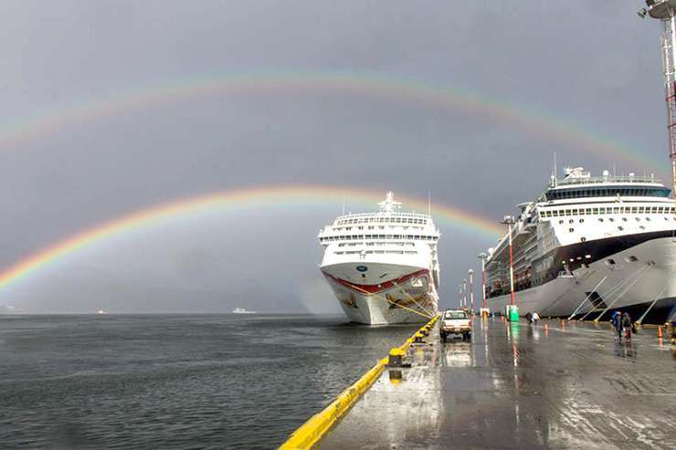 Un doble arcoiris en el cielo recibió a los turistas.