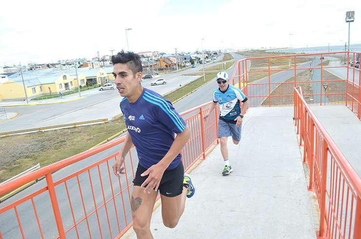 HERMANOS. Pablo Ernaga supera a Diego en la segunda trepada al puente peatonal (km. 3,1).