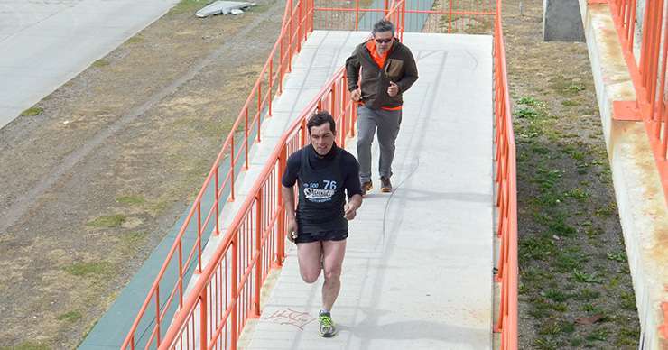 SOBREPASO. En la tercera vuelta, Matías Mazeo deja atrás al debutante Julio Monte.