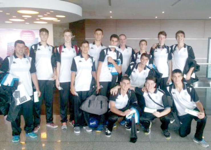 BUEN VIAJE. El plantel argentino, en Ezeiza, antes de partir a Serbia (Foto: CABB).