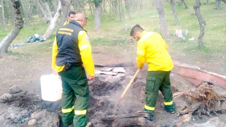 Pese a los pedidos de cuidado, detectaron fogones mal apagados toneladas de basura en la zona rural.