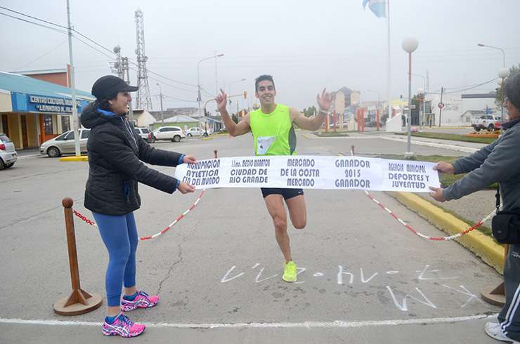 PABLO ERNAGA. Aquí ganando el 11º Medio Maratón de Río Grande, el 12/04/2015.