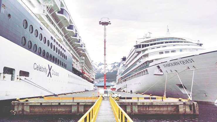 El Infinity, llegará este sábado al Puerto de Ushuaia con casi 3500 personas a bordo.