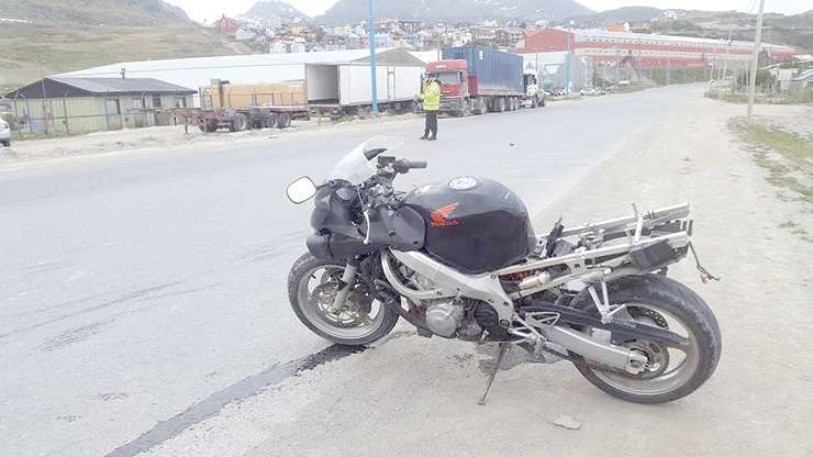 El joven circulaba en una moto de 600 centímetros cúbicos, informó la policía.