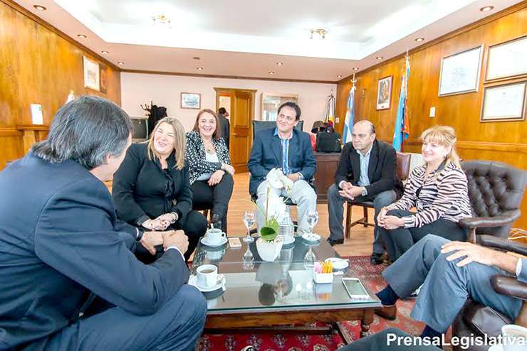 El ministro de Educación de la Nación, Esteban Bullrich, reunido con la gobernadora Rosana Bertone y legisladores.