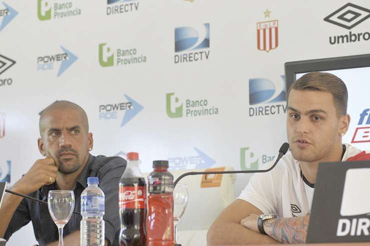 González Pirez habló en conferencia de prensa junto al presidente “pincha”, Juan Sebastián Verón.