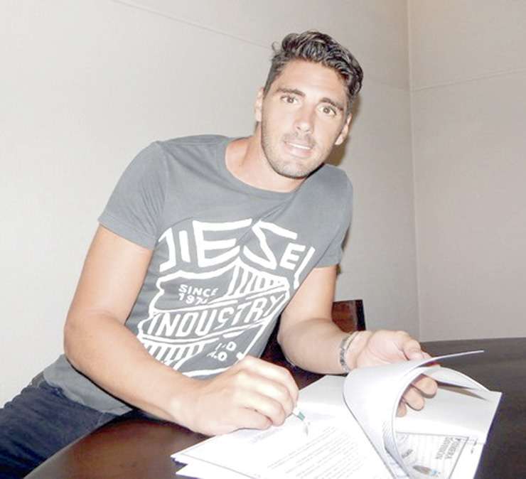 El arquero proveniente de Gimnasia firmó su contrato con el Ciclón.
