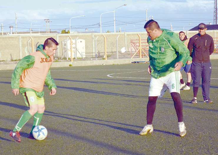 Leandro Collman y Federico Franco, mano a mano ante la mirada atenta del técnico Ramón Ortíz.