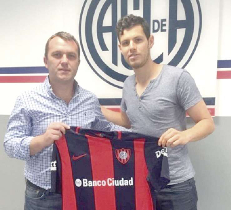 Romeo y Franco posaron con la camiseta del Ciclón.