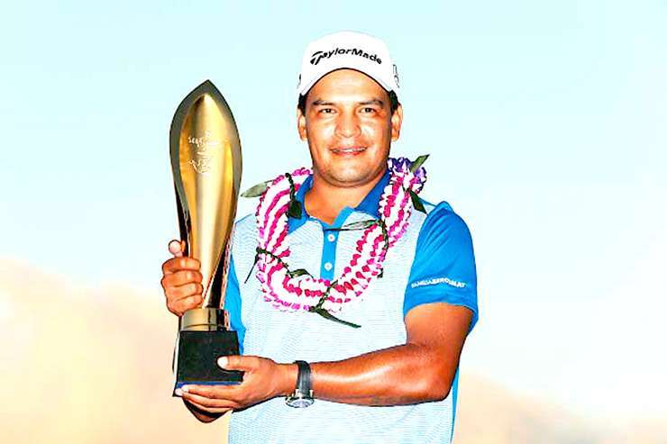 El campeón Fabián Gómez posó con el trofeo tras adjudicarse el Abierto de Honolulu.