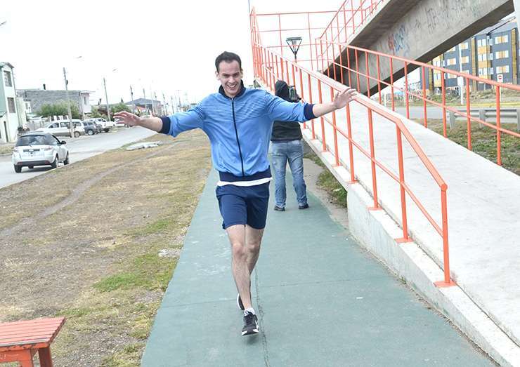 MAYORES A. Lorenzo Vargas arriba a la meta tras los 5 km.