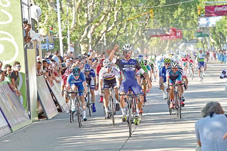 EMBALADOR. El colombiano Fernando Gaviria finaliza al frente en el centro de Villa Mercedes.