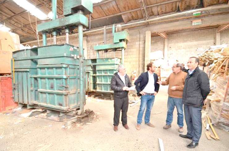 El ministro de Industria en la recorrida a empresas de Río Grande.