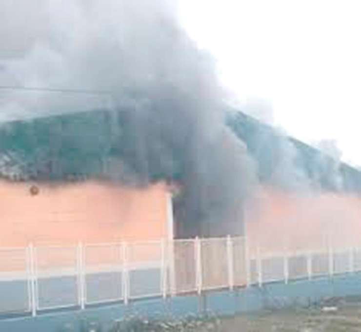 Ya comenzaron las refacciones en el edificio que fue incendiado intencionalmente.