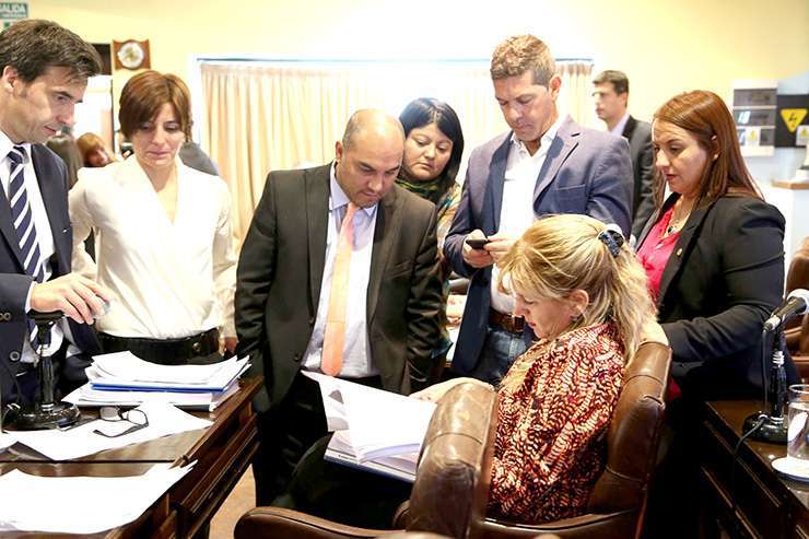 Los legisladores Oscar Rubinos (UCR), Damián Löffler (MPF) y Andrea Freites (FPV) analizando uno de los proyecto con la oficialista, Myriam Martínez.