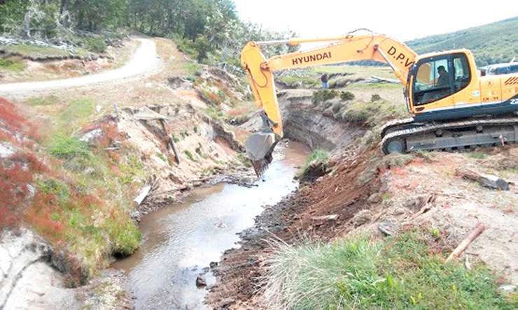 Vialidad provincial instala un puente de madera en el arroyo “Mimiza”.