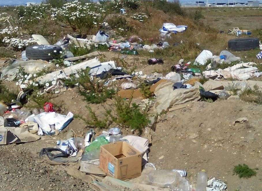 No sólo hay residuos voluminosos, también hay bolsas de basura domiciliaria.