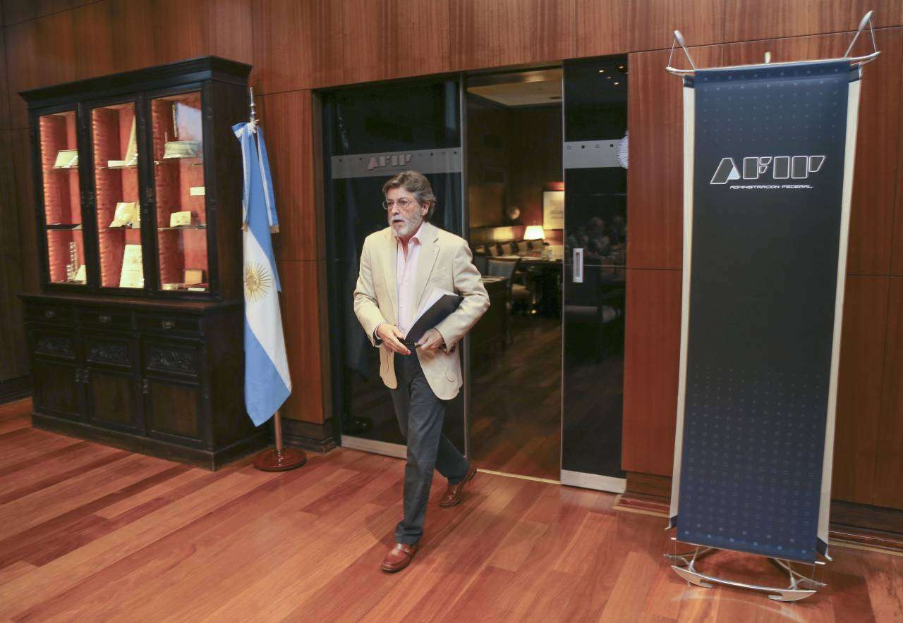 Alberto Abad, jefe de la AFIP, al ingresar para dar la conferencia de prensa. 