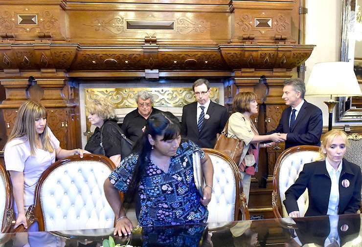El Presidente Mauricio Macri recibe a los familiares de víctimas de violencia de género.