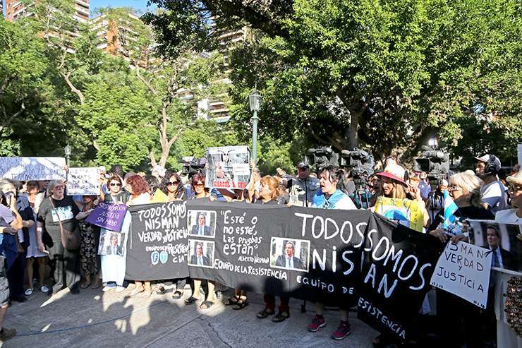 Una multitud se concentró anoche en la Plaza Alemania del barrio de Palermo.