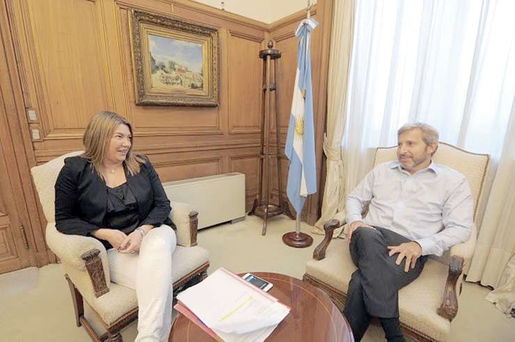 La reunión de Bertone con el ministro del Interior, Rogelio Frigerio.