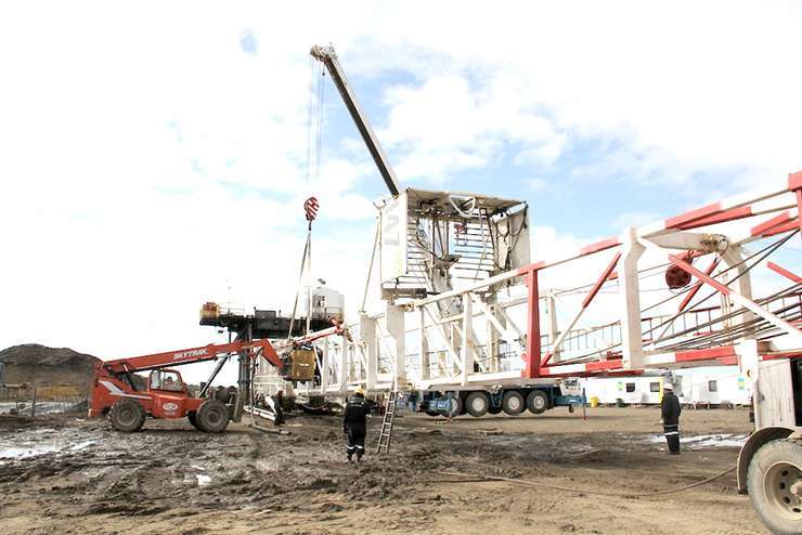 El montaje de un equipo de perforación. Gobierno espera que se sostengan las inversiones de ROCH e YSUR, luego de la extensión de las concesiones.