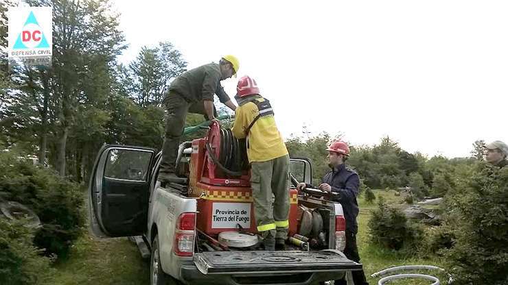 Un equipo de Defensa Civil, preparados para combatir el fuego (Foto: Defensa Civil).