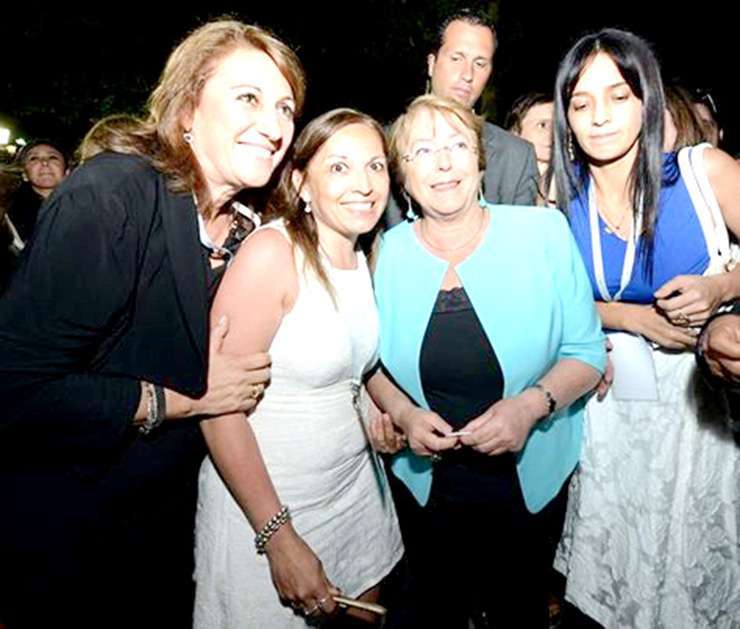 Laura Rojo en el breve encuentro con Michelle Bachelet.