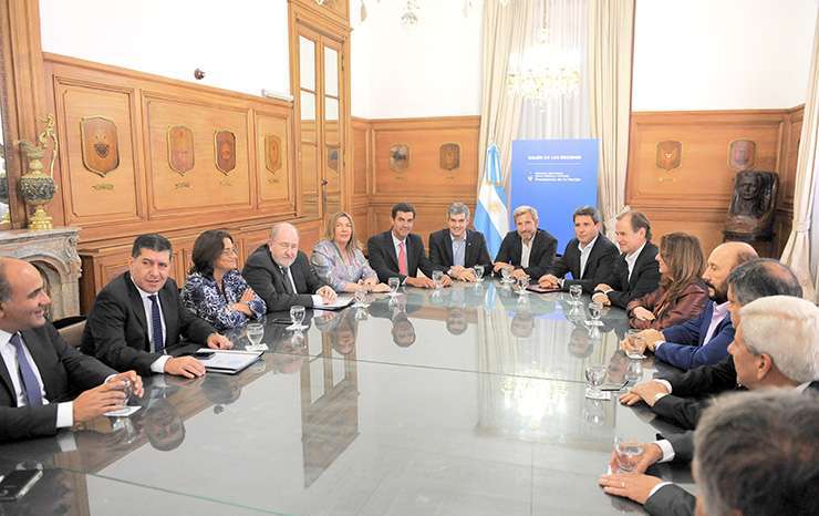 Los ministros del Interior y de Jefatura de Gabinete, Rogelio Firgerio y Marcos Peña, recibieron a los gobernadores peronistas.