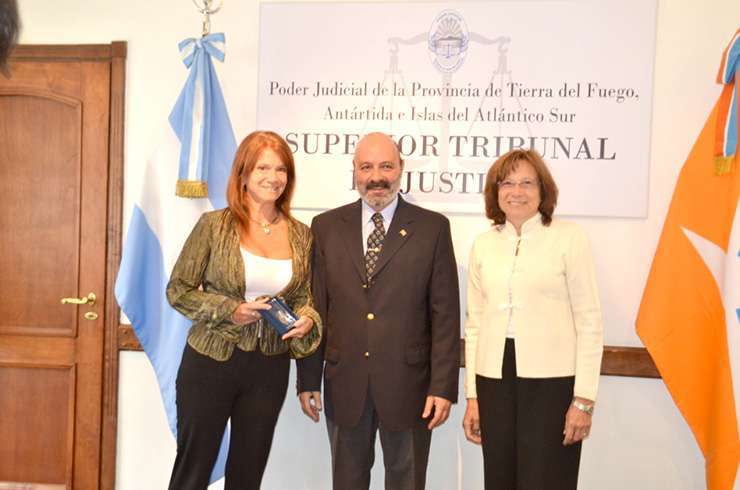 La coordinadora del Programa de Gestión de Calidad Judicial, doctora Sandra Dosch, recibió un presente de manos de los Jueces Javier Muchnik y María del Carmen Battaini.