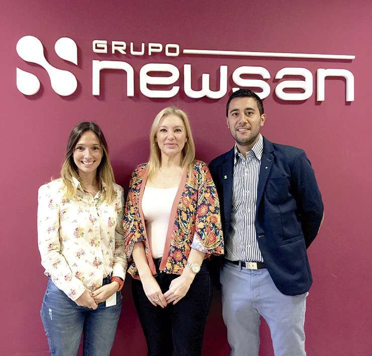 Florencia Palumbo y Mirta Weiss, del grupo Newsan, junto al secretario de Turismo de la Municipalidad, Juan Cherañuk.