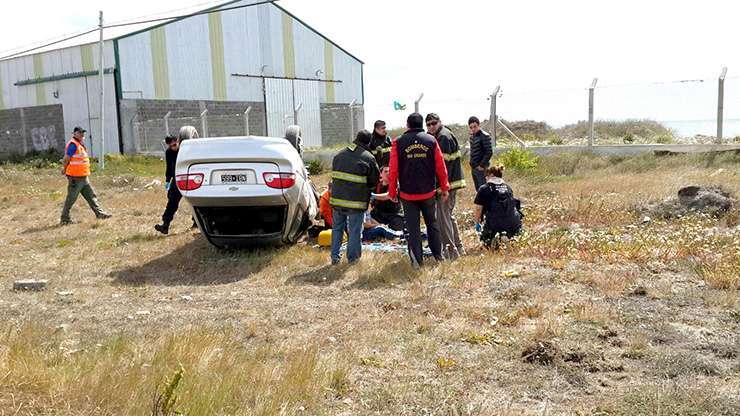 El rescate del conductor del auto siniestrado.