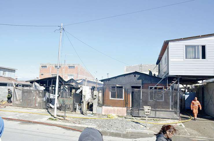 El incendio afectó a cuatro viviendas. Aparentemente un calefactor funcionaba mal y ocasionó el hecho.