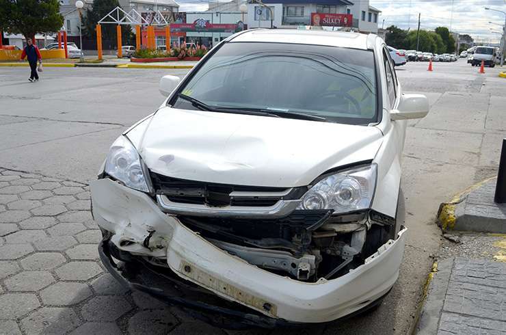 La moto marca Kawasaki y la camioneta Honda CRV de color blanca, involucradas en el incidente vial.