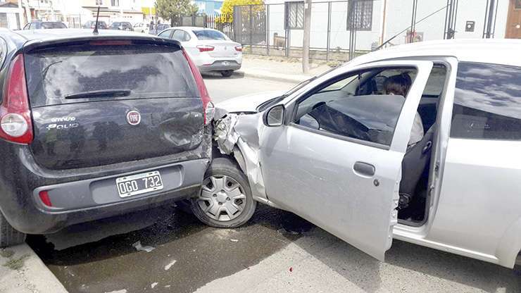 El auto impactó contra otros dos, estacionados.