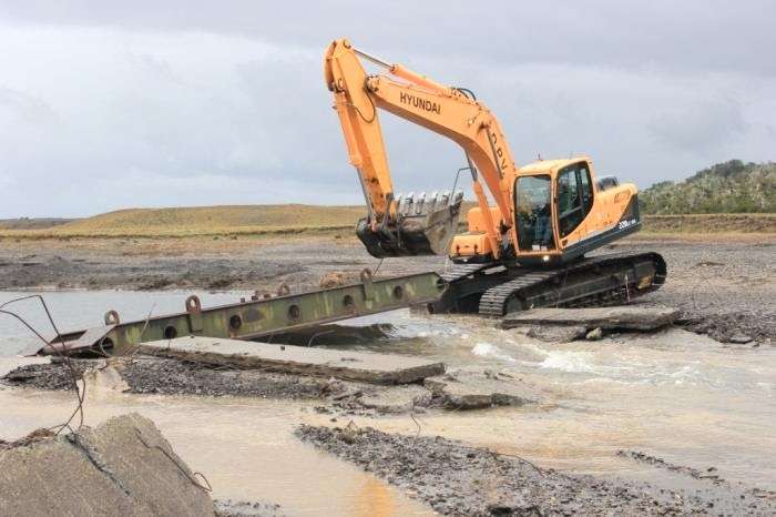 El puente que fue colocado para posibilitar el tránsito de vehículos livianos en la zona de Radman.