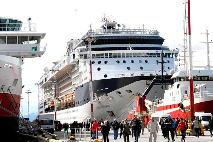 Tres cruceros de gran porte llegaron el sábado al muelle de Ushuaia.