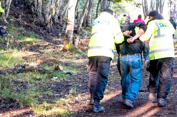 El personal policial se llevó a tres personas detenidas, implicadas en encabezar los hechos violentos que se desencadenaron en el predio.