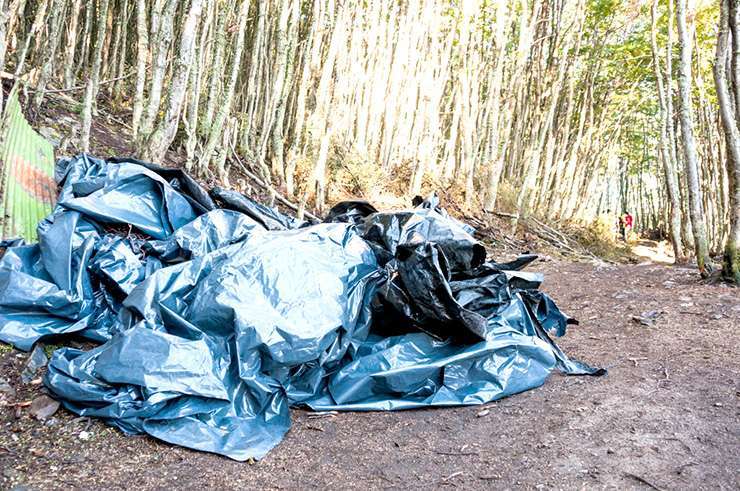 El personal policial intervino a solicitud de la Municipalidad. En el lugar se procedió al desarme de carpas que se improvisaron con bolsas de plástico.