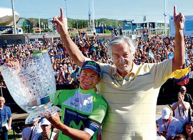 COLOMBIANO. Dayer Quintana, con el trofeo.