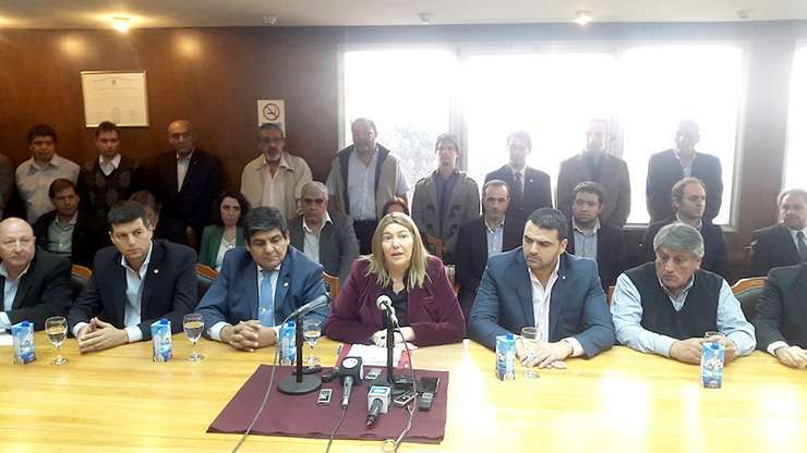 La gobernadora Rosana Bertone, junto a todo su gabinete, durante la conferencia de prensa que brindó para defender la nueva Ley sancionada.