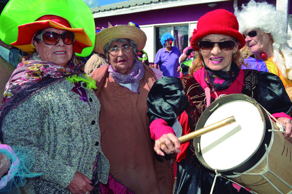 Los adultos mayores vivieron la fiesta del carnaval popular.